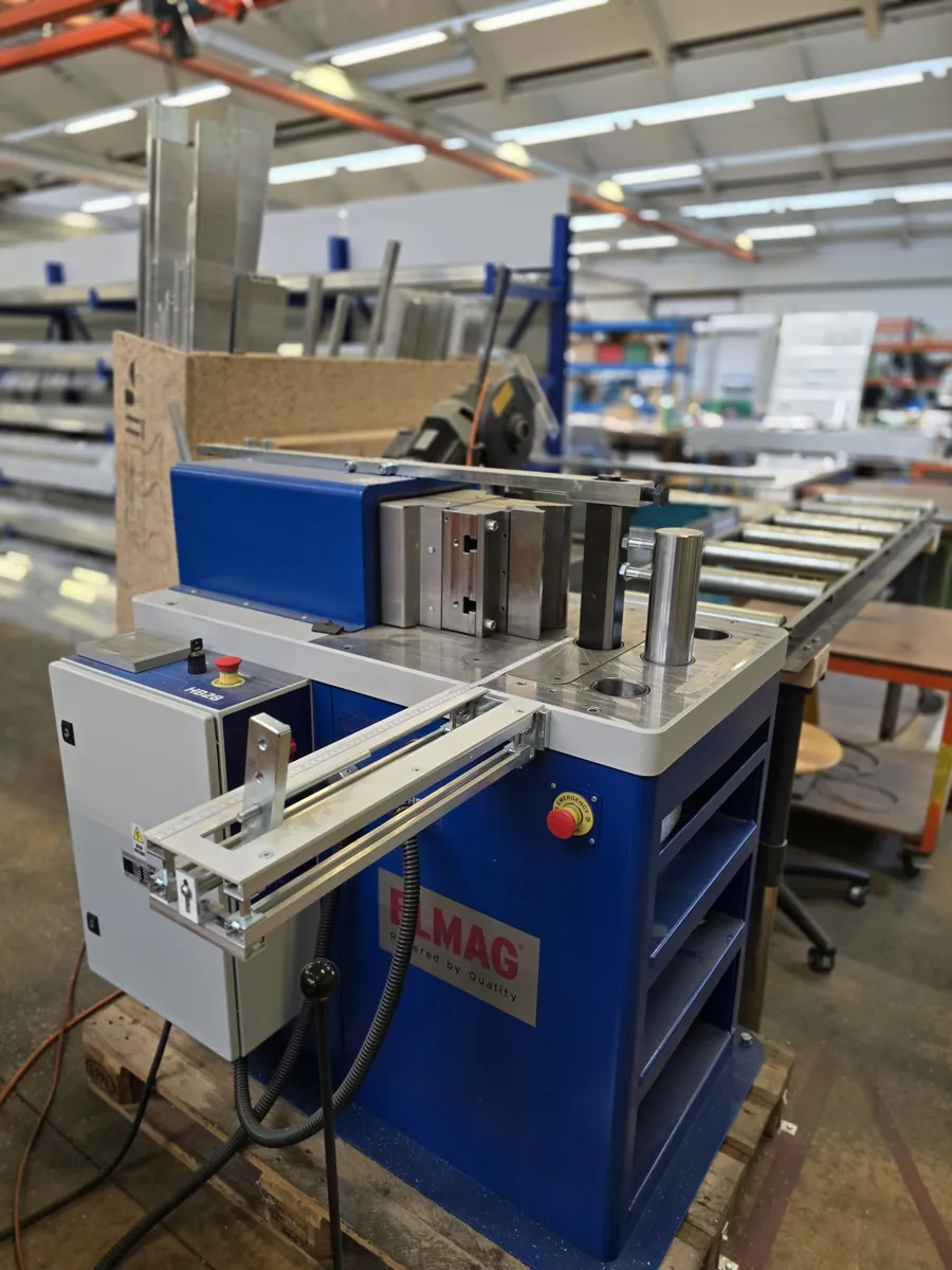 Arbeit an der Biegemaschine in der Werkstatt