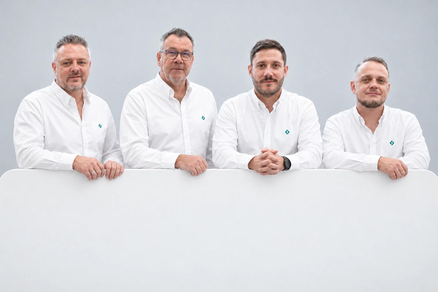 Marc Thomas, Philippe Luttenbacher, Nicolas Mottas, Marc Wininger gemeinsam am weissen Panel