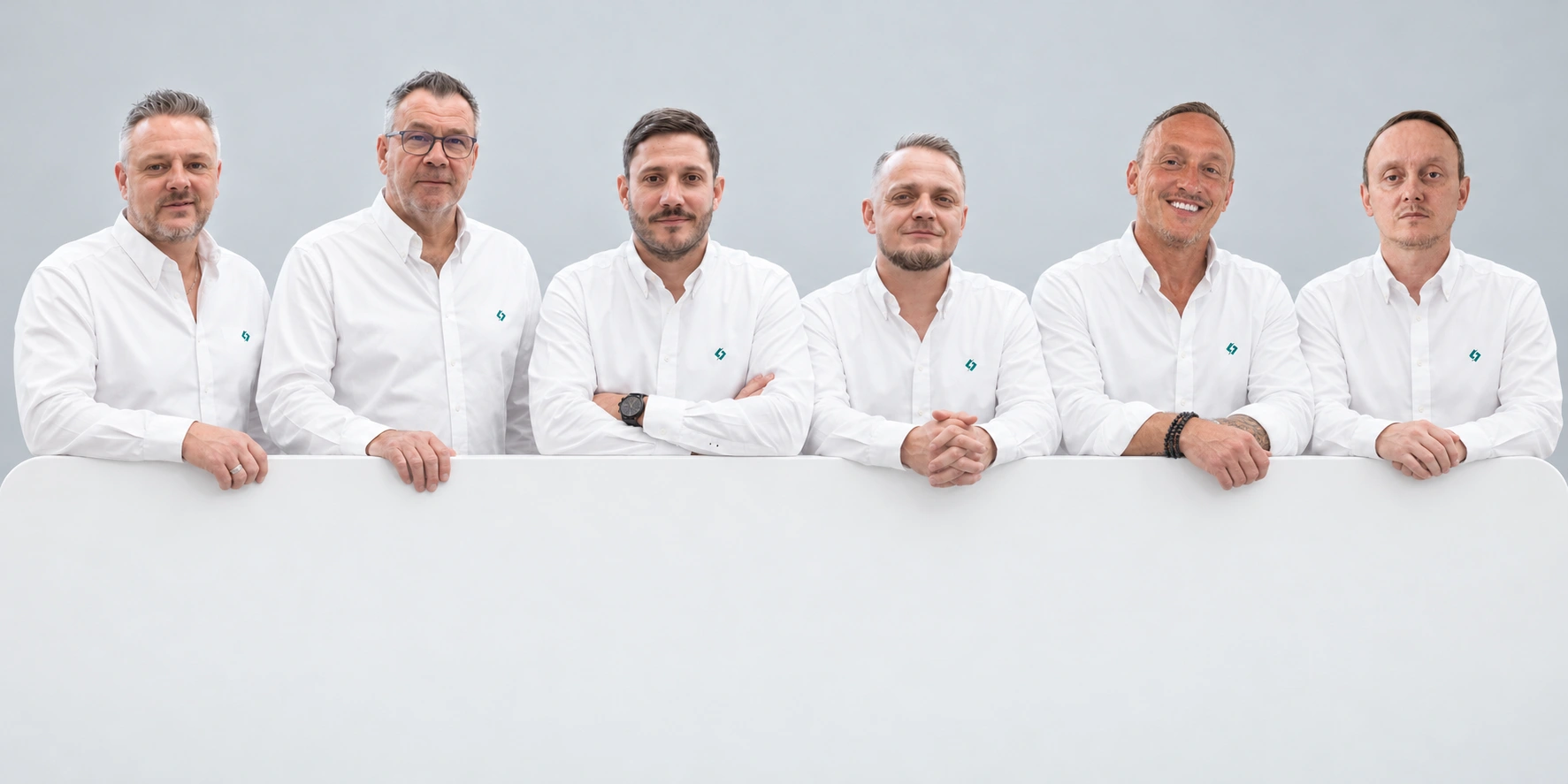 Marc Thomas, Philippe Luttenbacher, Nicolas Mottas, Marc Wininger, Igor Brankovic, Ivan Brankovic gemeinsam am weissen Panel