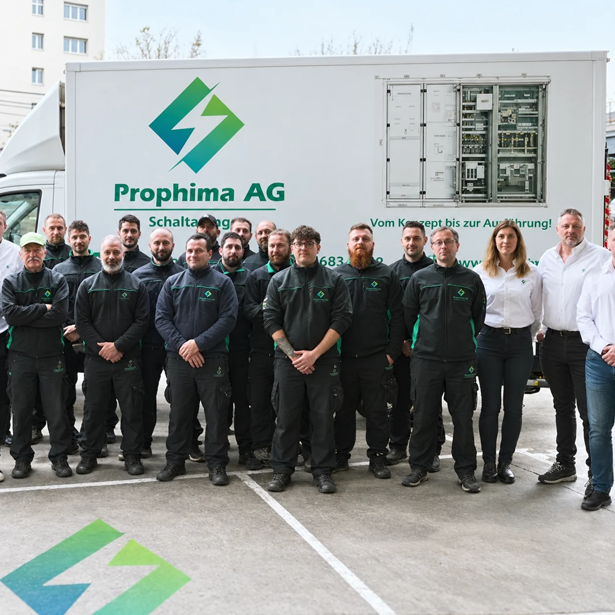 Das Prophima Team vor dem Firmenwagen