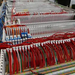 Detail der Verdrahtung einer Schaltanlage